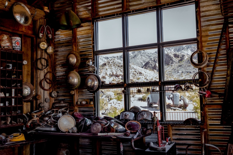 cordonnerie-ANTIBES-min_shop_window_part_junk_abandoned-138873